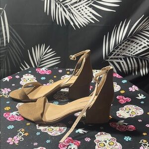 Amazon Essentials Women’s Ankle Strap Block Heel Sandals – Taupe Suede Size 9.5W